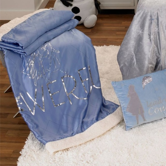 Twin/Full Frozen 2 Powerful Sisters Bed Blanket - Picture 2 of 4